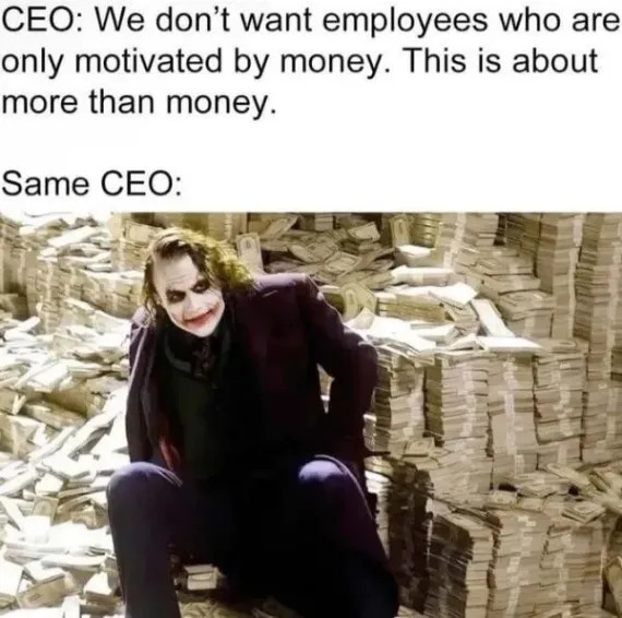 Twee panelen. Paneel 1: Een citaat van de CEO waarin hij zegt dat ze geen werknemers willen die alleen maar om geld geven. Paneel 2 heeft als titel ‘Dezelfde CEO’ en toont een jokerfiguur die op stapels geld zit.