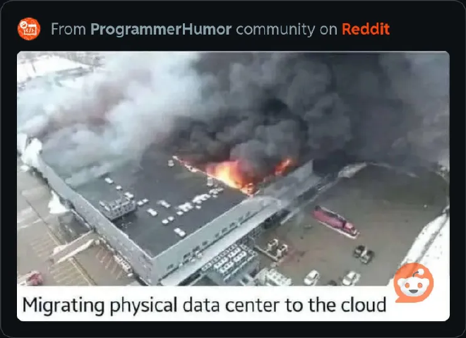 Een datacentrum in brand, met grote rookwolken