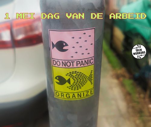 Lantaarnpaal met een klever met de tekst: geen paniek, organiseer