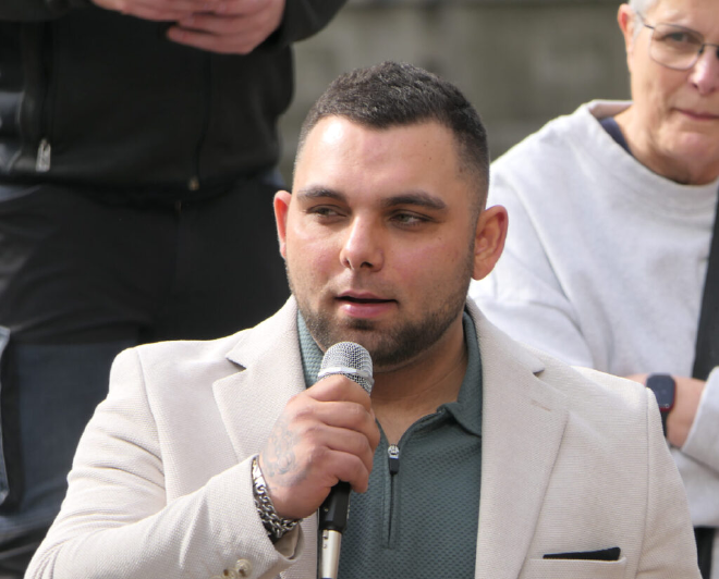 Paweł Rudzki spreekt in een microfoon