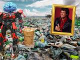 Collage met een robot, laptop, afvalberg, ijskoffie, en een vrolijke David Hasselhoff in een fotolijstje.