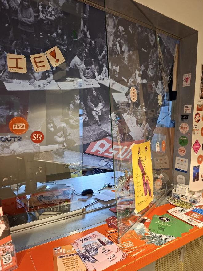 Een vernielde balie op het ASVA-kantoor