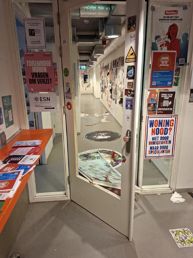 Vernielingen in de hal van het ASVA-kantoor in Amsterdam.