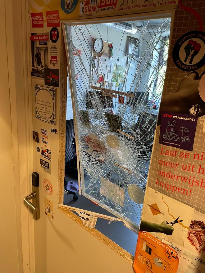 Een vernield raam in het ASVA-kantoor