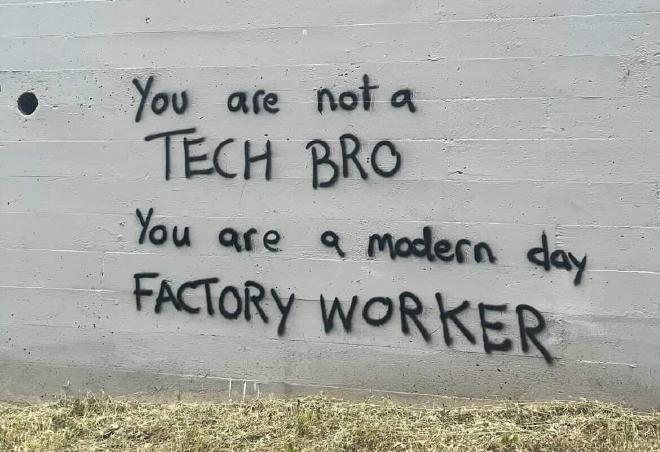 'Je bent geen techbro, je bent een hedendaagse fabrieksarbeider', gezien in Oakland, Californië, VS, via Radicale Graffiti.