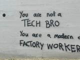 'Je bent geen techbro, je bent een hedendaagse fabrieksarbeider', gezien in Oakland, Californië, VS, via Radicale Graffiti.